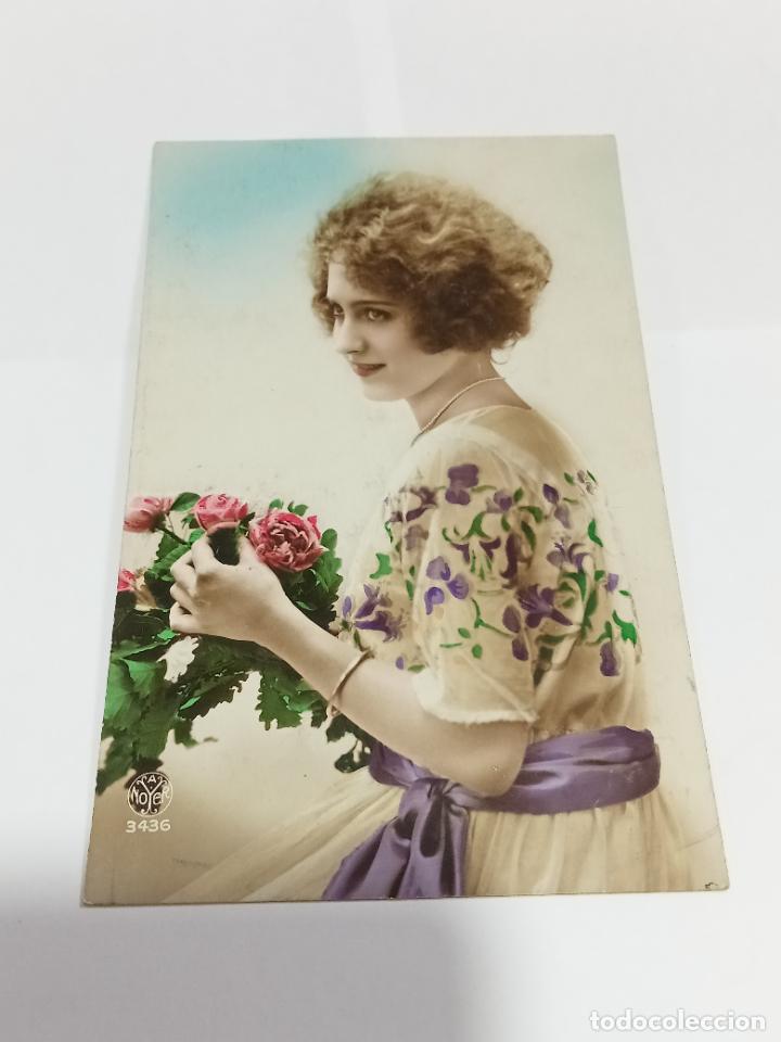 Postais: TARJETA POSTAL DE MUJERES. MUJER POSANDO DE PERFIL CON VESTIDO BLANCO Y MORADO Y RAMO DE FLORES