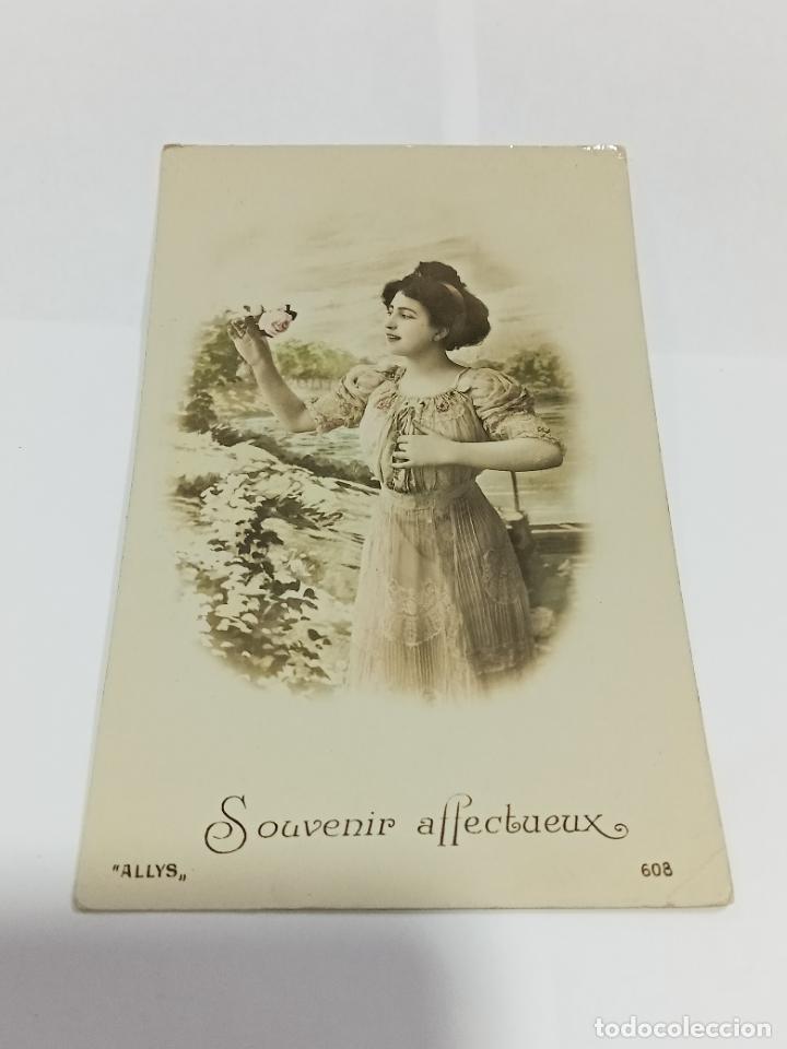 Postais: TARJETA POSTAL DE MUJERES. MUJER EN PAISAJE CAMPESTRE CON FLOR EN LA MANO