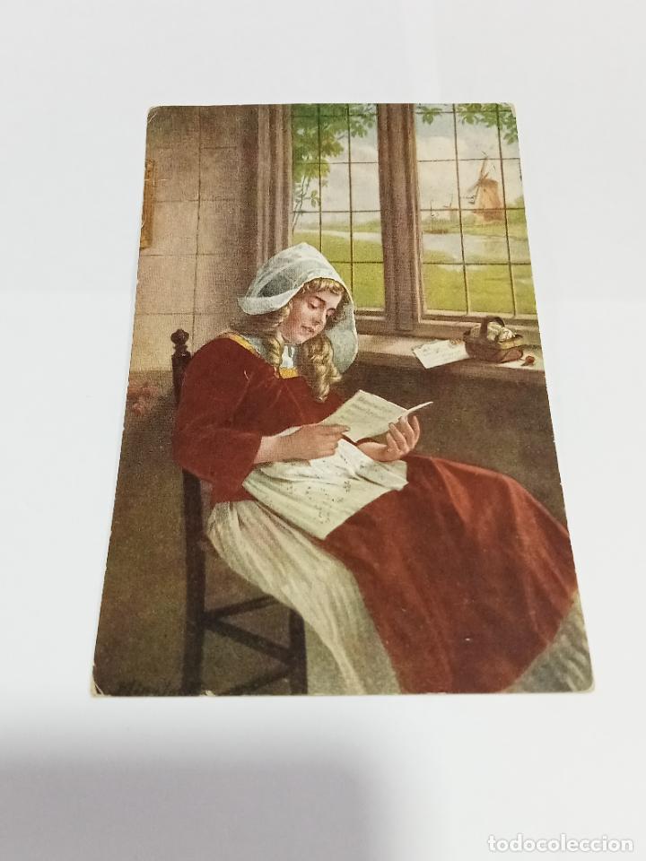 Postais: TARJETA POSTAL DE MUJERES. JOVEN NI&Ntilde;A VESTIDA DE CAMPESINA HOLANDESA Y LEYENDO CARTAS EN LA VENTANA