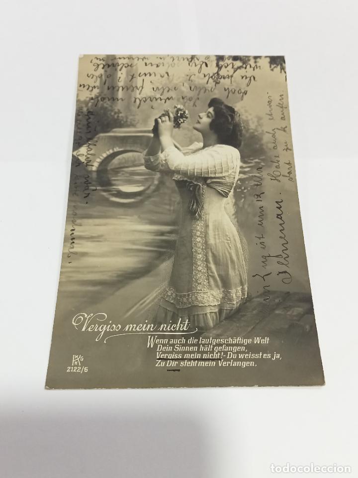 Postais: TARJETA POSTAL DE MUJERES. MUJER EN RIO CERCA DE PUENTE OLIENDO FLORES