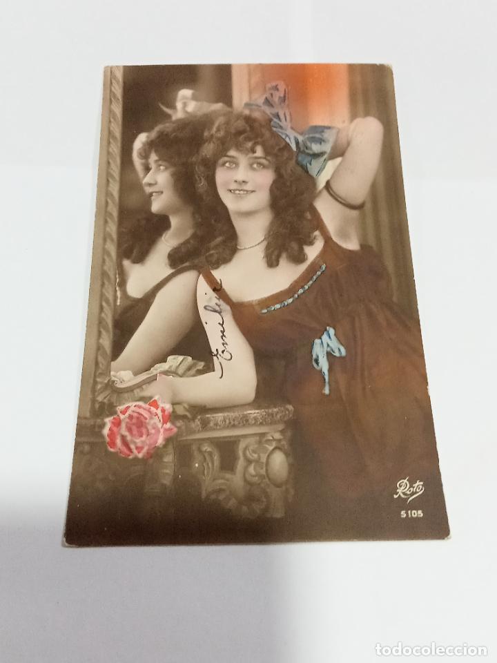 Postais: TARJETA POSTAL DE MUJERES. MUJER POSANDO EN ESPEJO CON VESTIDO MARR&Oacute;N Y LAZOS CELESTE