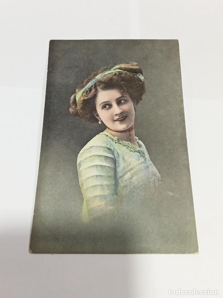 Postais: TARJETA POSTAL DE MUJERES. MUJER CON VESTIDO Y PEINADO DE &Eacute;POCA CON CINTA CELESTE EN EL PELO