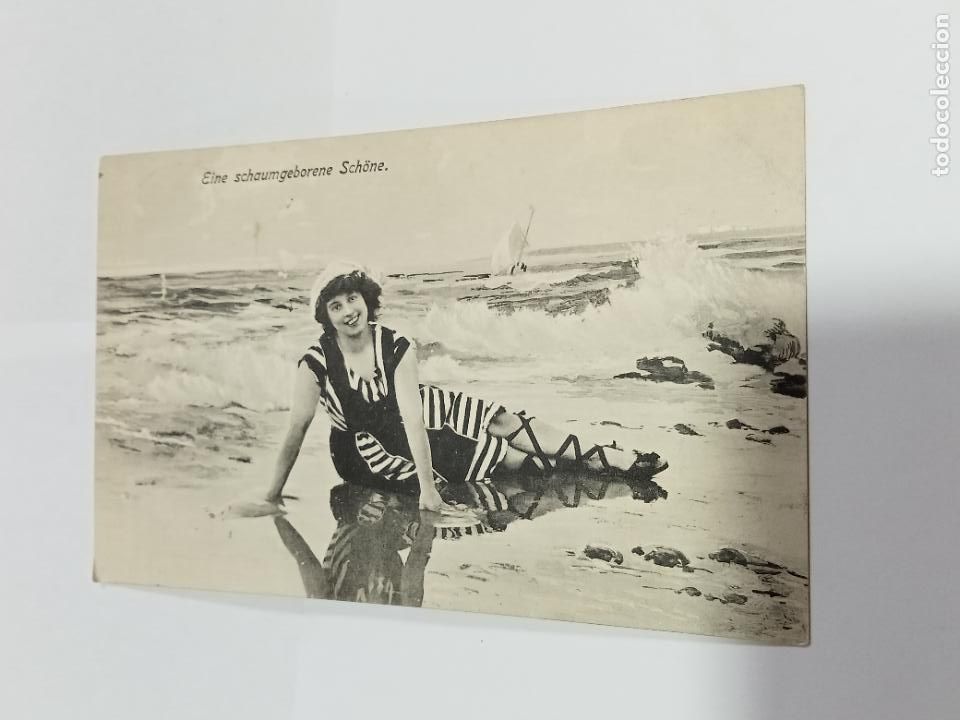 Postais: TARJETA POSTAL DE MUJERES. MUJER POSANDO VESTIDA DE MARINERA EN LA ORILLA DEL MAR