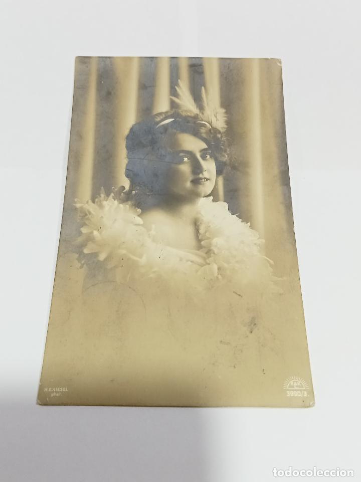 Postais: TARJETA POSTAL DE MUJERES. TORSO DE MUJER CON PLAMAS EN EL VESTIDO Y EN SU CABEZA