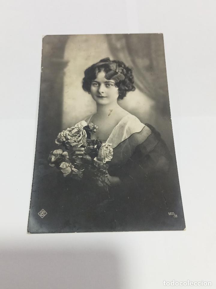 Postais: TARJETA POSTAL DE MUJERES. ROSTRO DE JOVEN MUJER CON RAMO DE FLORES Y CHAL GASEADO