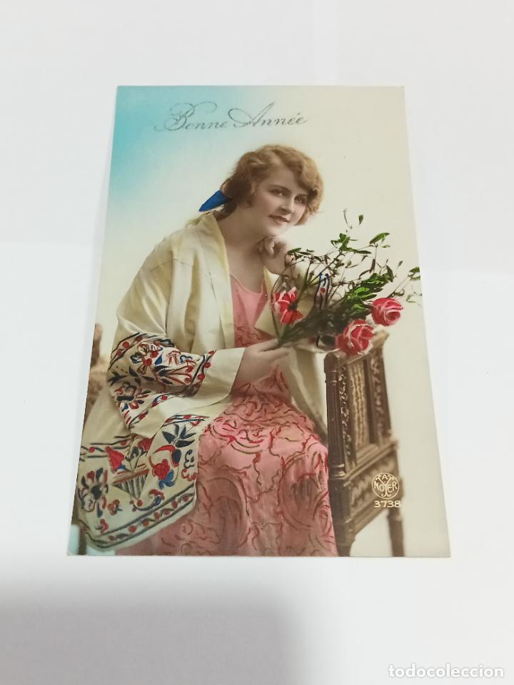 Postais: TARJETA POSTAL DE MUJERES. MUJER POSANDO SENTADA CON BATA BORDADA Y RAMO DE ROSAS