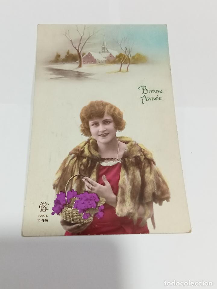 Postais: TARJETA POSTAL DE MUJERES. MUJER EN PAISAJE NEVADO CON CESTA DE FLORES MORADAS