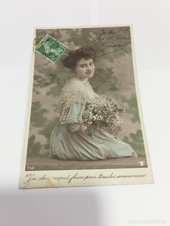 Postais: TARJETA POSTAL DE MUJERES. MUJER POSANDO SENTADA CON RAMILLETE DE FLORES