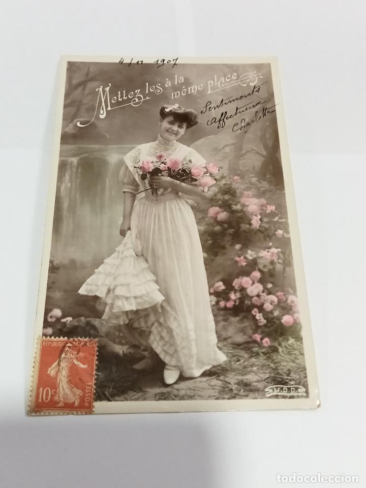 Postais: TARJETA POSTAL DE MUJERES. MUJER POSANDO CON CHAL Y RODEADA DE ROSAS