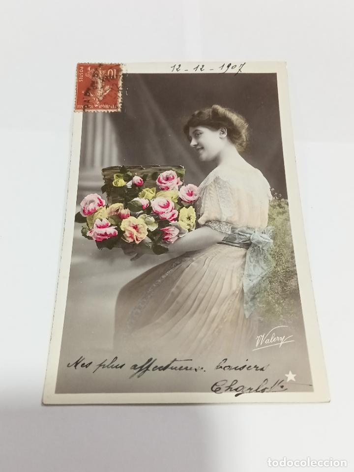 Postais: TARJETA POSTAL DE MUJERES. MUJER POSANDO SENTADA CON CESTO DE FLORES