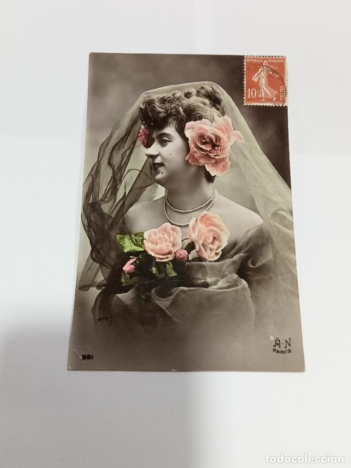 Postais: TARJETA POSTAL DE MUJERES. MUJER POSANDO CON VELO Y ROSAS EN LA CABEZA Y ESCOTE