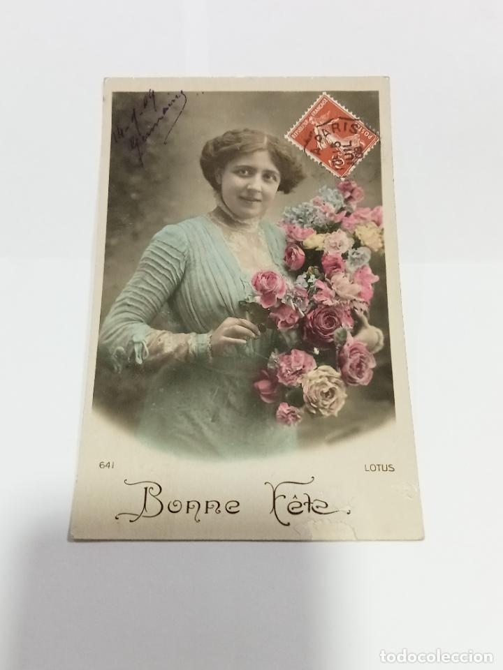 Postais: TARJETA POSTAL DE MUJERES. MUJER CON VESTIDO Y PEINADO DE &Eacute;POCA CON RAMO DE FLORES