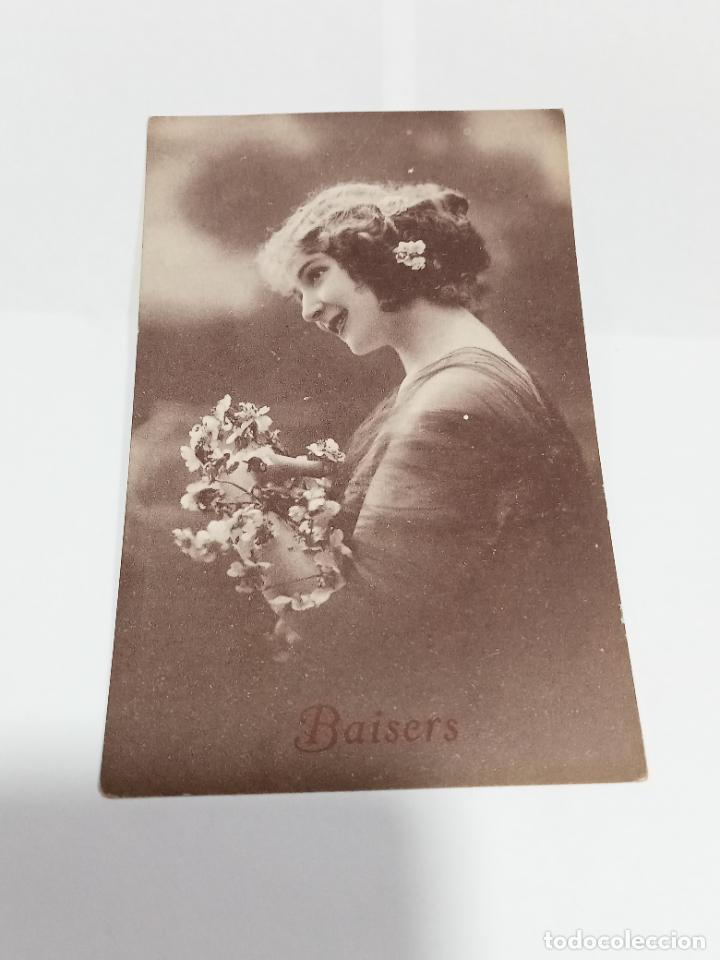 Postcards: TARJETA POSTAL DE MUJERES. MUJER CON PEINADO DE &Eacute;POCA Y FLORES