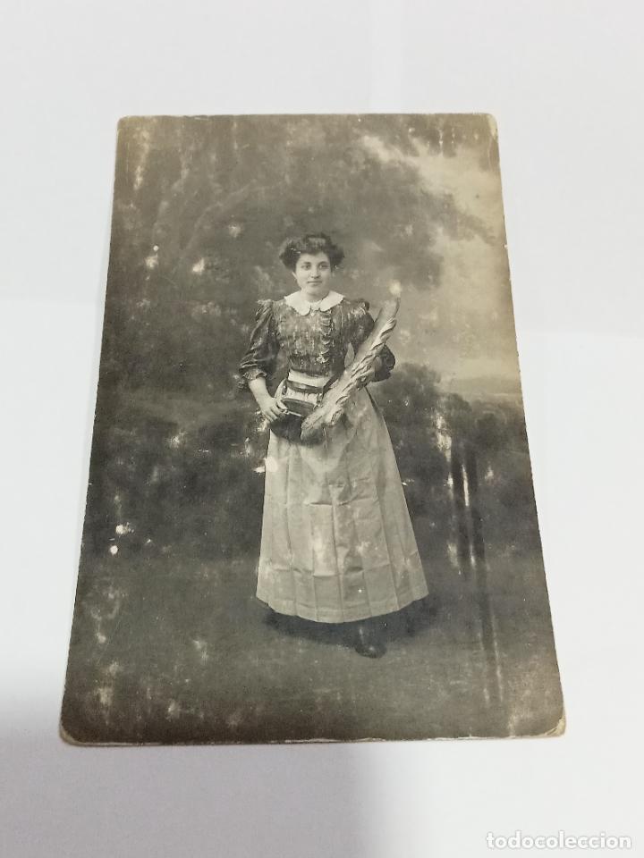 Postais: TARJETA POSTAL DE MUJERES. MUJER POSANDO CON BOLSO Y BARRAS DE PAN