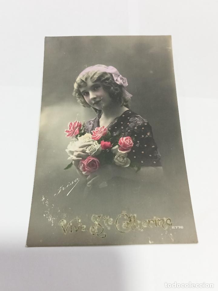 Postais: TARJETA POSTAL DE MUJERES. MUJER POSANDO CON CINTA MORADA EN EL PELO Y RAMO DE ROSAS