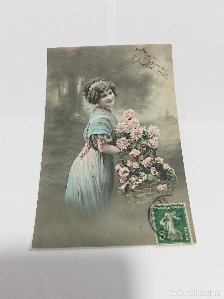 Postais: TARJETA POSTAL DE MUJERES. JOVEN VESTIDA DE CELESTE POSANDO CON CESTO DE ROSAS