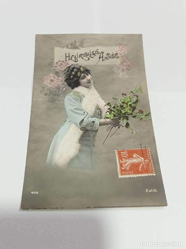 Postais: TARJETA POSTAL DE MUJERES. JOVEN VESTIDA CON ABRIGO CELESTE CON RAMILLETE DE ACEBO