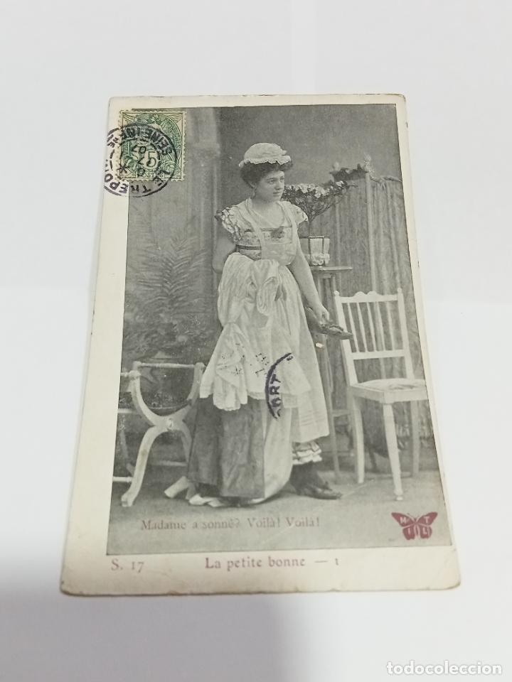 Postais: TARJETA POSTAL DE MUJERES. MUJER VESTIDA DE EMPLEADA RECOGIENDO EL DESORDEN DE CASA