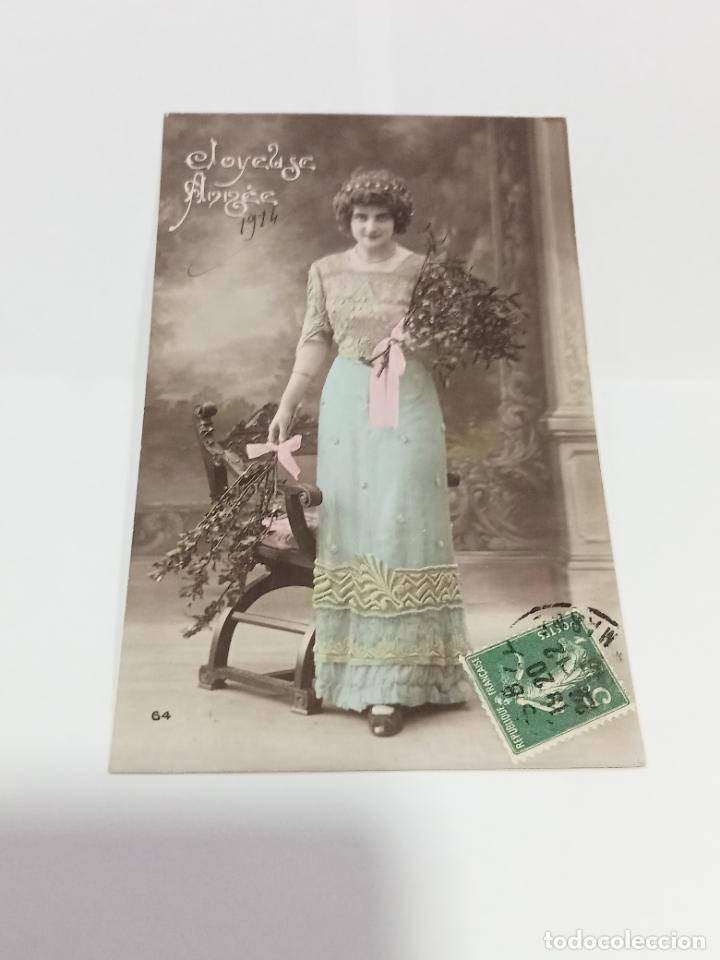 Postais: TARJETA POSTAL DE MUJERES. JOVEN POSANDO CON RAMILLETES