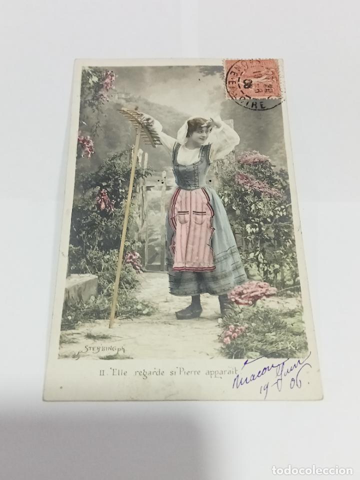 Postais: TARJETA POSTAL DE MUJERES. CAMPESINA POSANDO CON RASTRILLO RODEADA DE FLORES