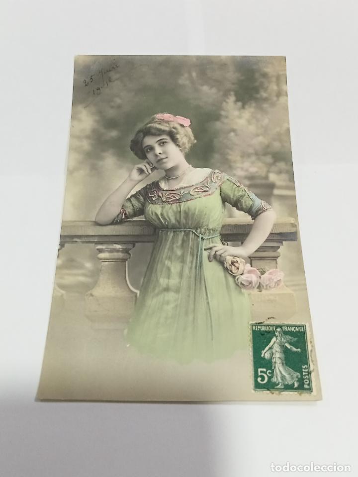 Postais: TARJETA POSTAL DE MUJERES. MUJER CON VESTIDO VERDE POSANDO EN BALAUSTRADA CON ROSAS