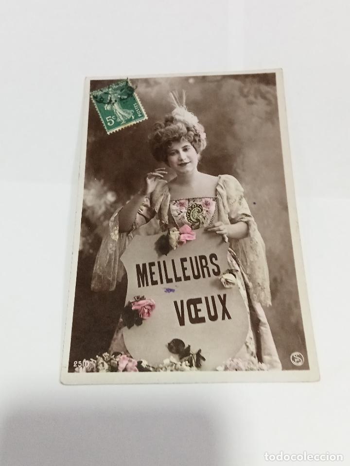 Postais: TARJETA POSTAL DE MUJERES. MUJER CON TRAJE Y TOCADO DE &Eacute;POCA CON FLORES