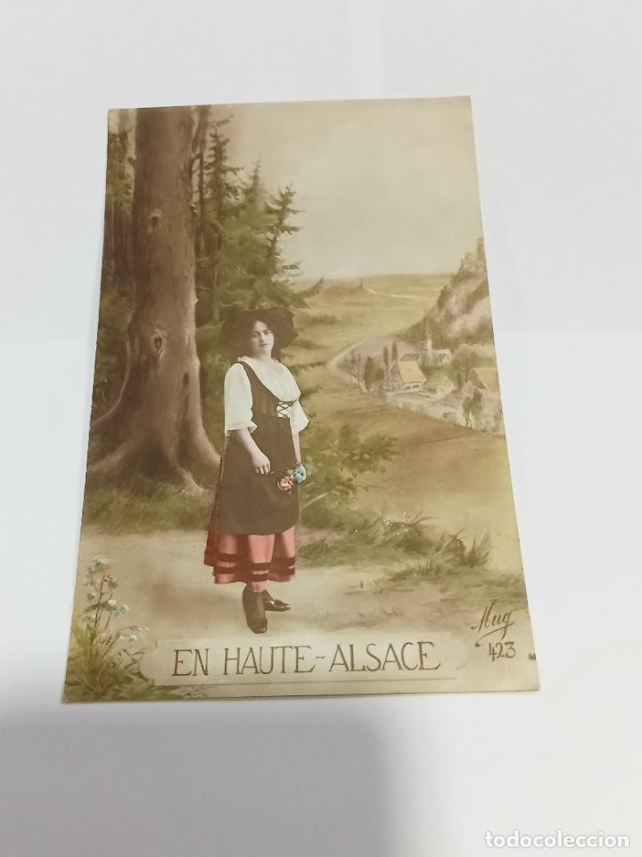 Postais: TARJETA POSTAL DE MUJERES. MUJER CAMPESINA POSANDO EN PAISAJE CAMPESTRE