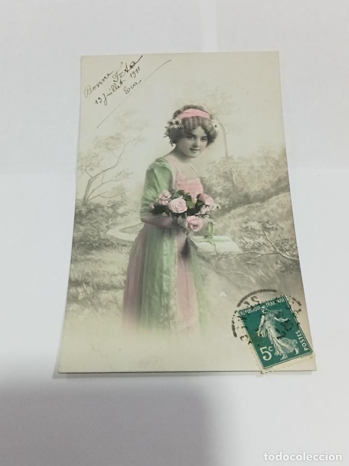 Postais: TARJETA POSTAL DE MUJERES. JOVEN MUJER CON VESTIDO Y CINTA ROSA EMPOLVADO Y RAMO DE FLORES