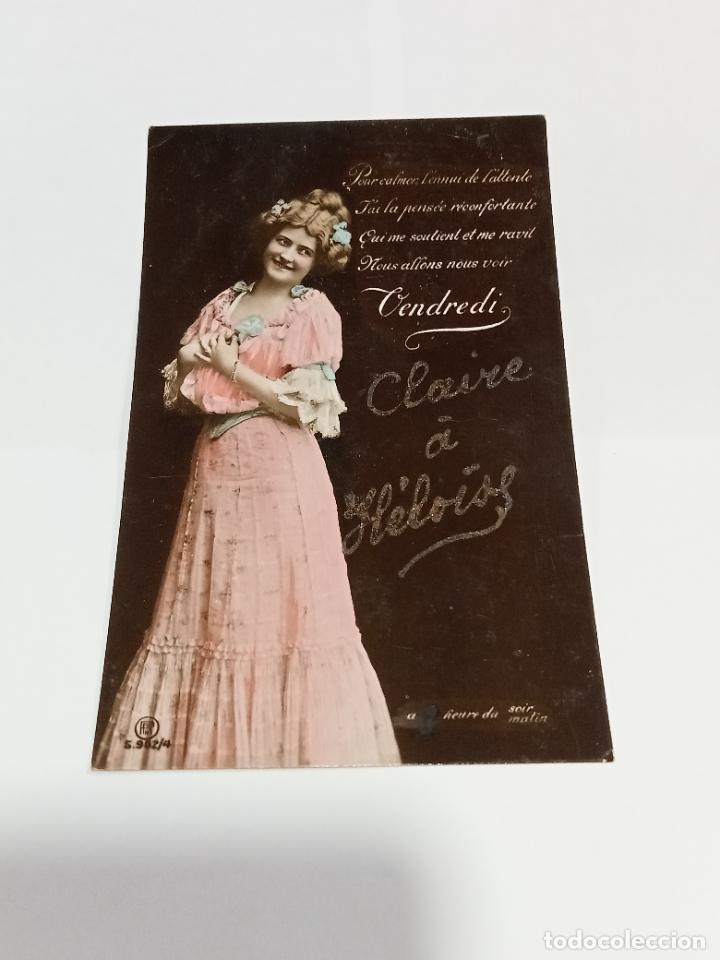 Postais: TARJETA POSTAL DE MUJERES. JOVEN CON VESTIDO ROSA Y FLORES CELESTES