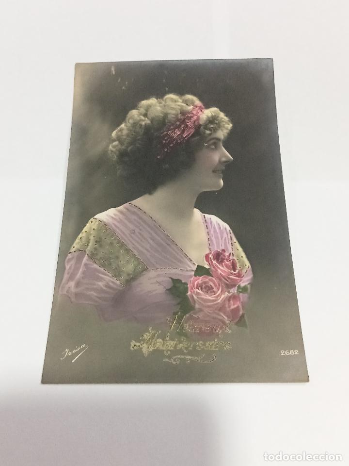 Postais: TARJETA POSTAL DE MUJERES. PERFIL DE BELLA JOVEN CON VESTIDO Y CINTA EN EL PELO Y ROSAS EN EL ESCOTE