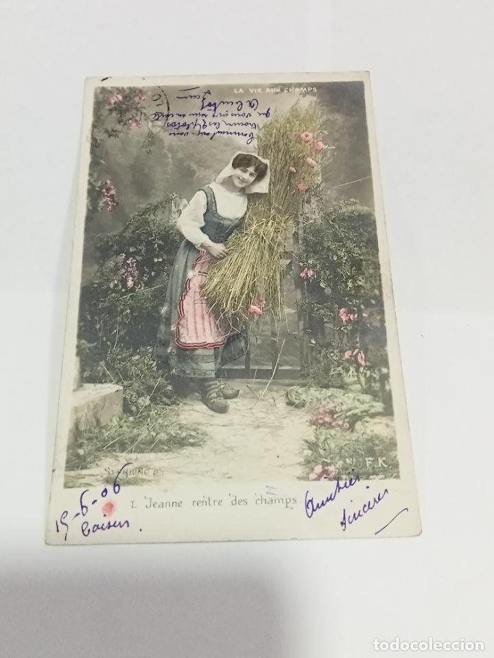 Postais: TARJETA POSTAL DE MUJERES. CAMPESINA POSANDO RODEADA DE VEGETACI&Oacute;N CON GRAN RAMILLETE