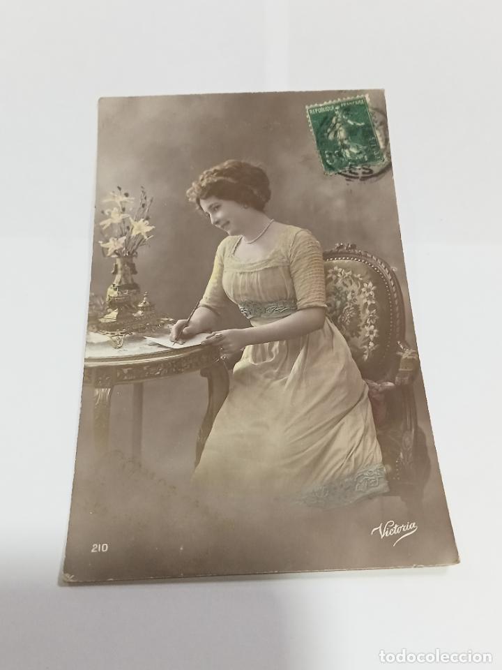 Postais: TARJETA POSTAL DE MUJERES. MUJER POSANDO EN MESA ESCRIBIENDO CARTA