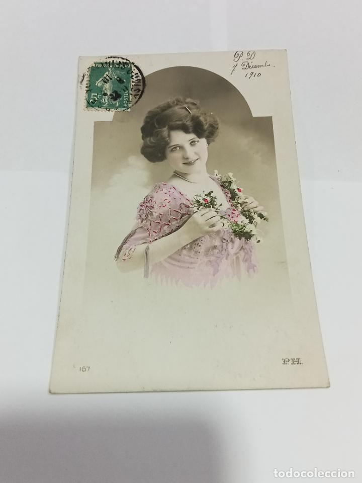 Postais: TARJETA POSTAL DE MUJERES. JOVEN MUJER CON TRAJE VIOLETA Y RAMILLETE DE FLORES