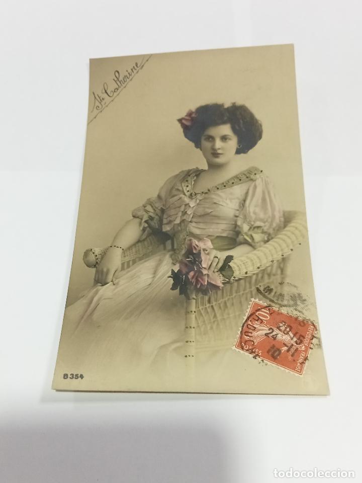 Postais: TARJETA POSTAL DE MUJERES. MUJER JOVEN POSANDO SENTADA EN SILLA DE MIMBRE