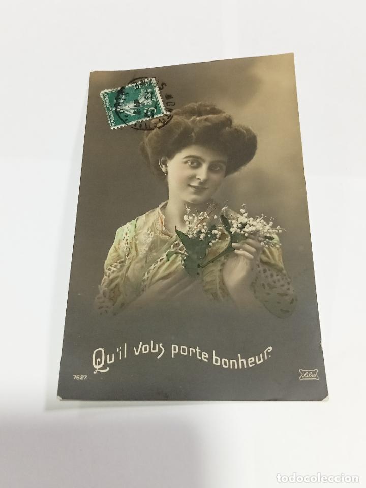 Postais: TARJETA POSTAL DE MUJERES. MUJER JOVEN CON PEINADO DE &Eacute;POCA Y RAMILLETE DE FLORES