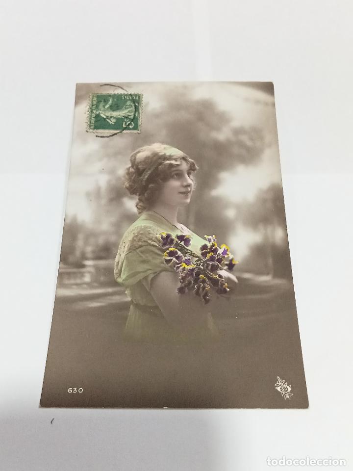 Postais: TARJETA POSTAL DE MUJERES. PERFIL DE MUJER CON VESTIDO Y CINTA VERDE EN EL PELO Y RAMO DE FLORES