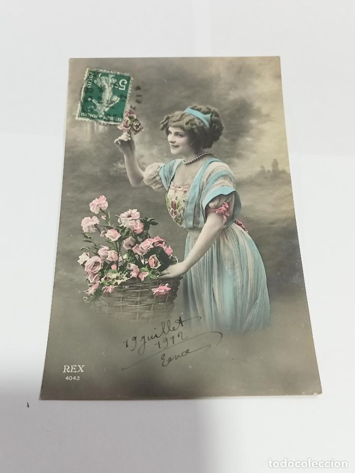 Postais: TARJETA POSTAL DE MUJERES. MUJER CON VESTIDO Y CINTA CELESTES Y CESTO DE FLORES