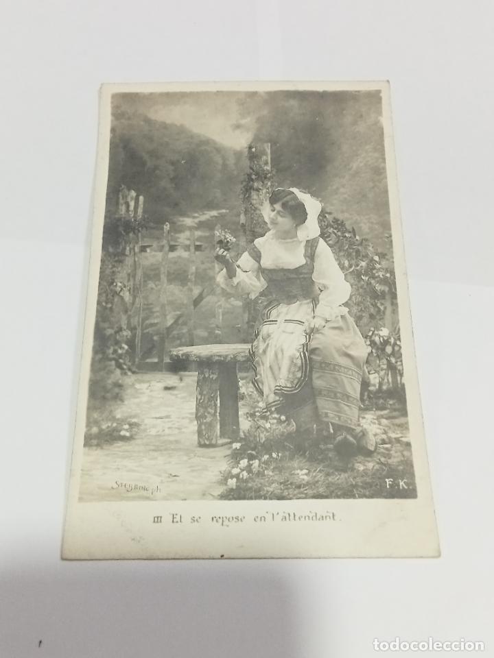 Postais: TARJETA POSTAL DE MUJERES. CAMPESINA REPOSANDO CONTEMPLANDO FLORES
