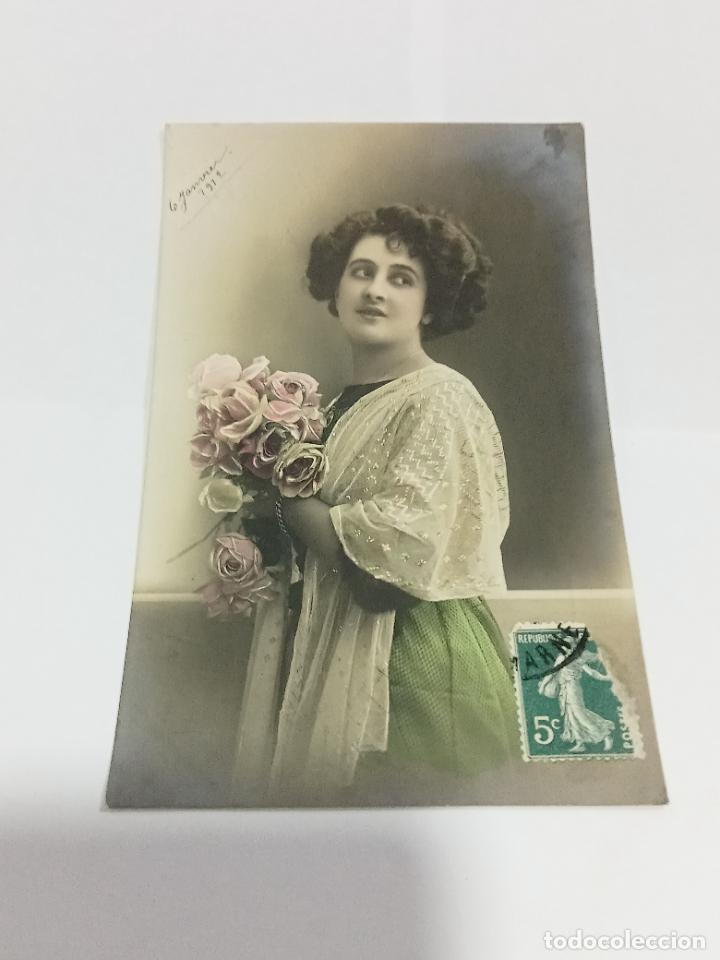 Postais: TARJETA POSTAL DE MUJERES. MUJER POSANDO CON CHAL Y RAMO DE ROSAS