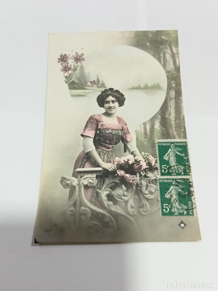 Postais: TARJETA POSTAL DE MUJERES. MUJER ASOMADA A BALAUSTRADA CON RAMO DE FLORES
