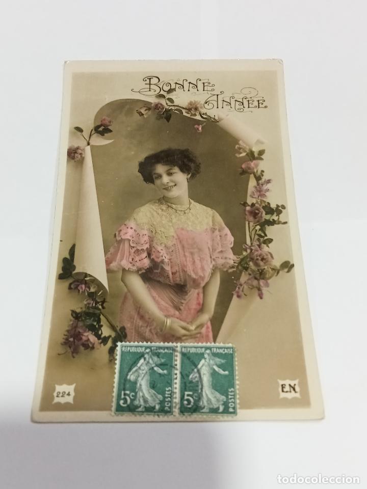 Postais: TARJETA POSTAL DE MUJERES. MUJER JOVEN POSANDO EN AUREOLA DE FLORES