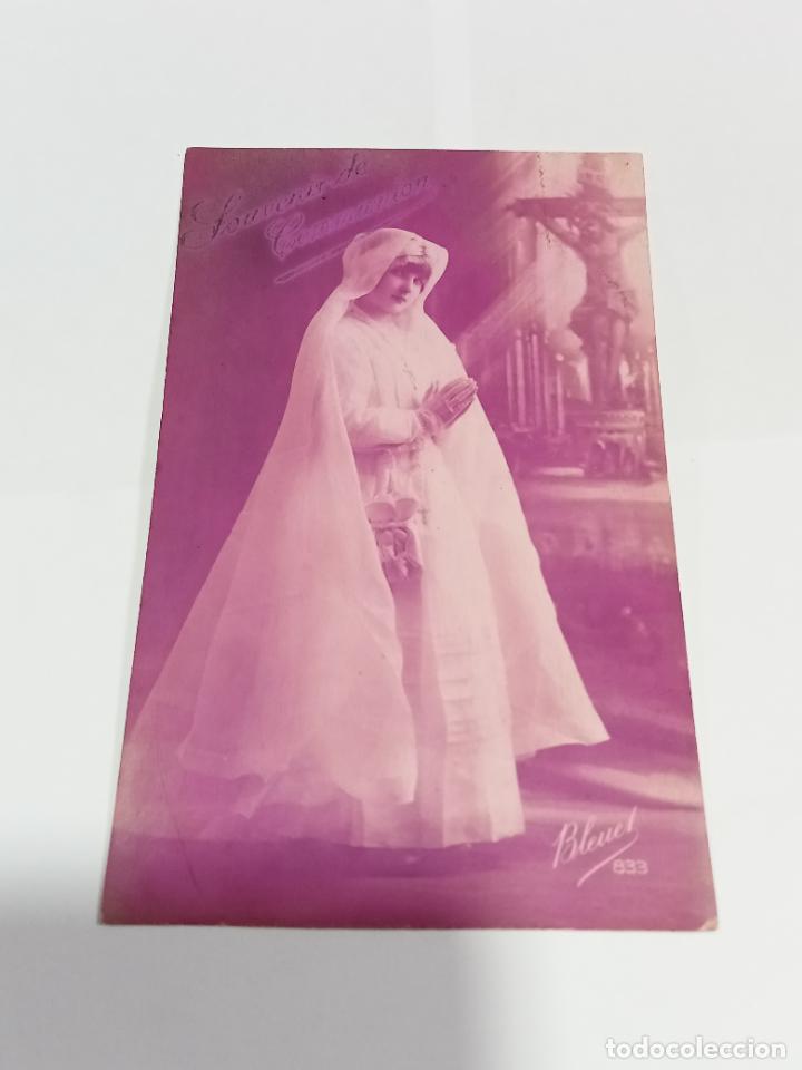 Postais: TARJETA POSTAL DE MUJERES. JOVEN NI&Ntilde;A VESTIDA DE COMUNI&Oacute;N CON CRISTO CRUCIFICADO AL FONDO