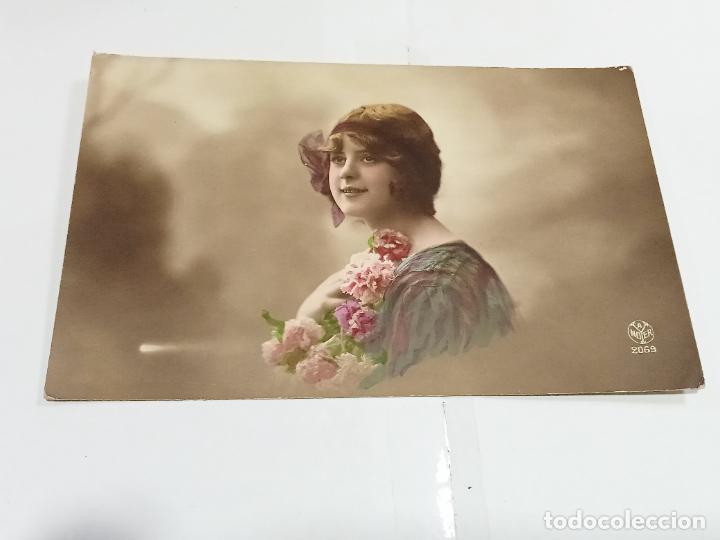 Postais: TARJETA POSTAL. IMAGEN DE UNA MUJER CON CINTA SOBRE EL PELO Y RAMO DE FLORES. 2069.