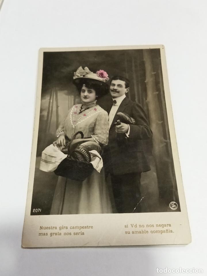 Postais: TARJETA POSTAL. GALANTES Y MUJERES. JOVEN MATRIMONIO CON TRAJES DE &Eacute;POCA Y CESTA CAMPESTRE