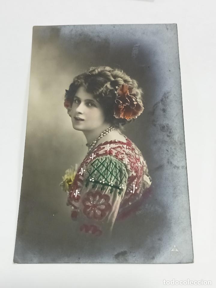 Postais: TARJETA POSTAL. ROSTRO DE BELLA JOVEN CON FLORES EN EL PELO Y TRAJE DE COLORES