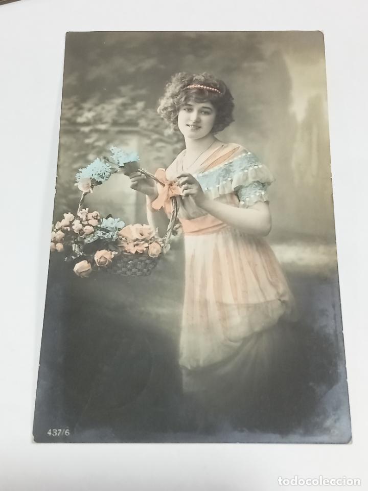 Postais: TARJETA POSTAL. JOVEN CON TRAJE VAPOROSO EN TONOS PASTEL Y FLORES NARANJAS Y CELESTES