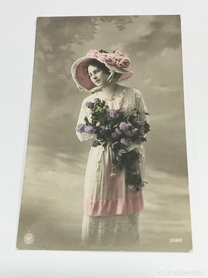 Postcards: TARJETA POSTAL. JOVEN CON VESTIDO DE &Eacute;POCA Y RAMILLETE DE FLORES LILAS