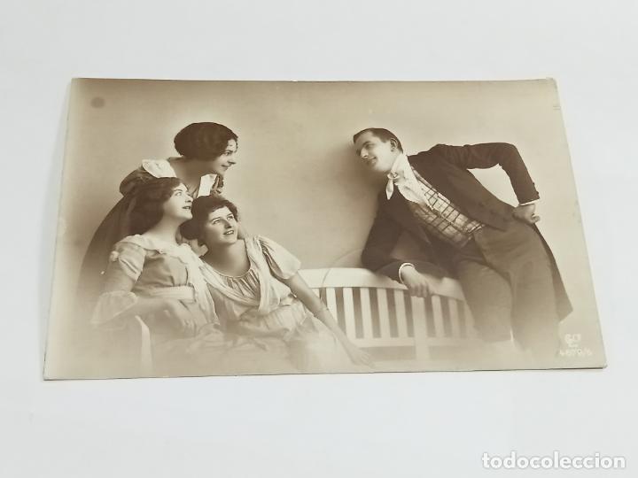 Postais: TARJETA POSTAL. MUJERES J&Oacute;VENES RIENDO ANTE GAL&Aacute;N.