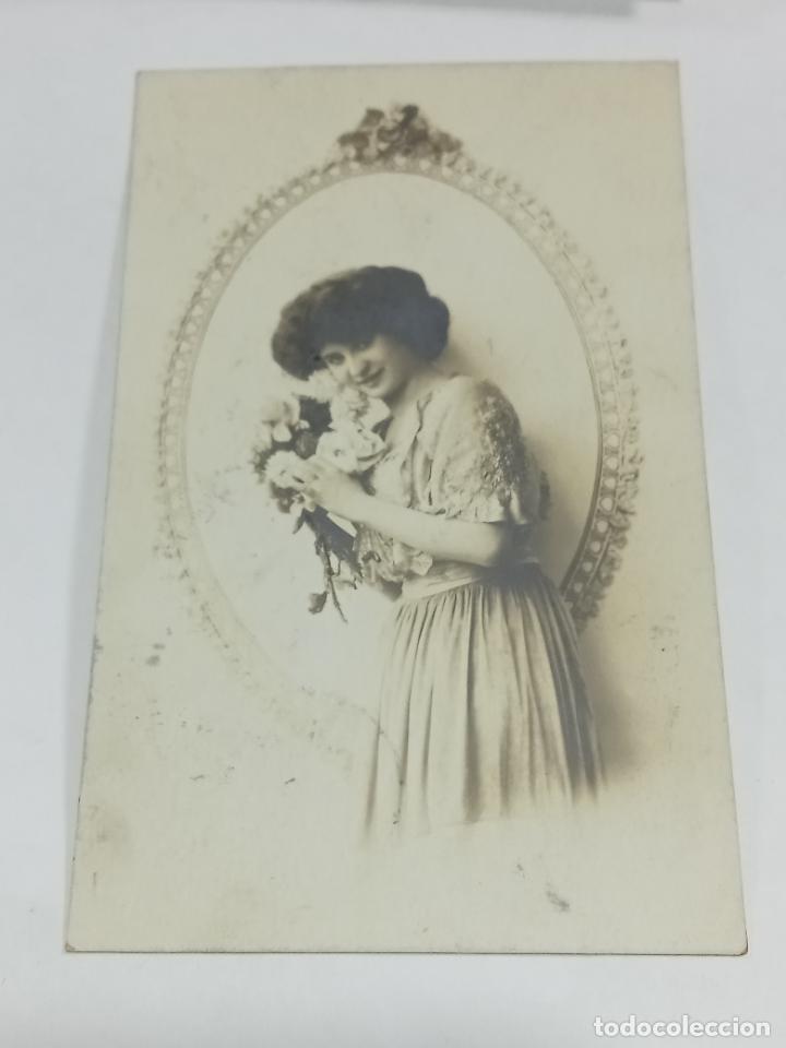 Postais: TARJETA POSTAL. MUJER EN AUREOLA DECORATIVA POSANDO CON RAMO DE FLORES