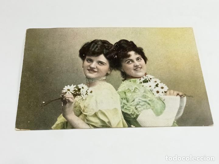 Postais: TARJETA POSTAL. DOS J&Oacute;VENES POSANDO CON RAMO DE MARGARITAS
